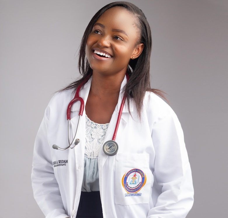 BU für Medizinstudenten Lächelnde Frau in Medizinerinnen-Kleidung mit Stethoskop um den Hals. BU für Medizinstudenten