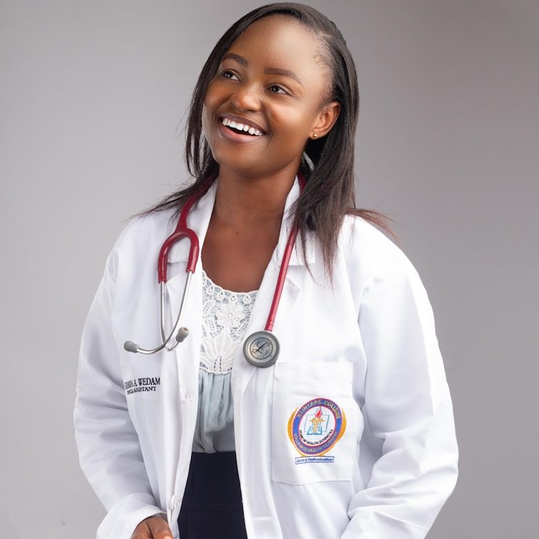 BU für Medizinstudenten Drei Mediziner in weißen Laborkitteln stehen selbstbewusst nebeneinander zur Berufsunfähigkeitsversicherung