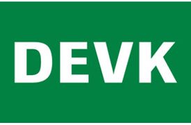 Grünes Logo mit der weißen Aufschrift "DEVK".