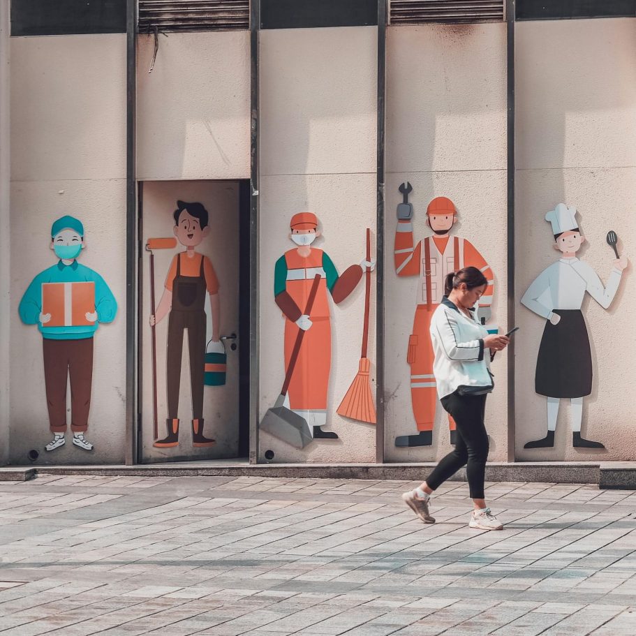 Roter Sportwagen und Motorrad fahren rasant auf einer dynamischen, gestreiften Hintergrundlandschaft. Berufsunfähigkeitsversicherung