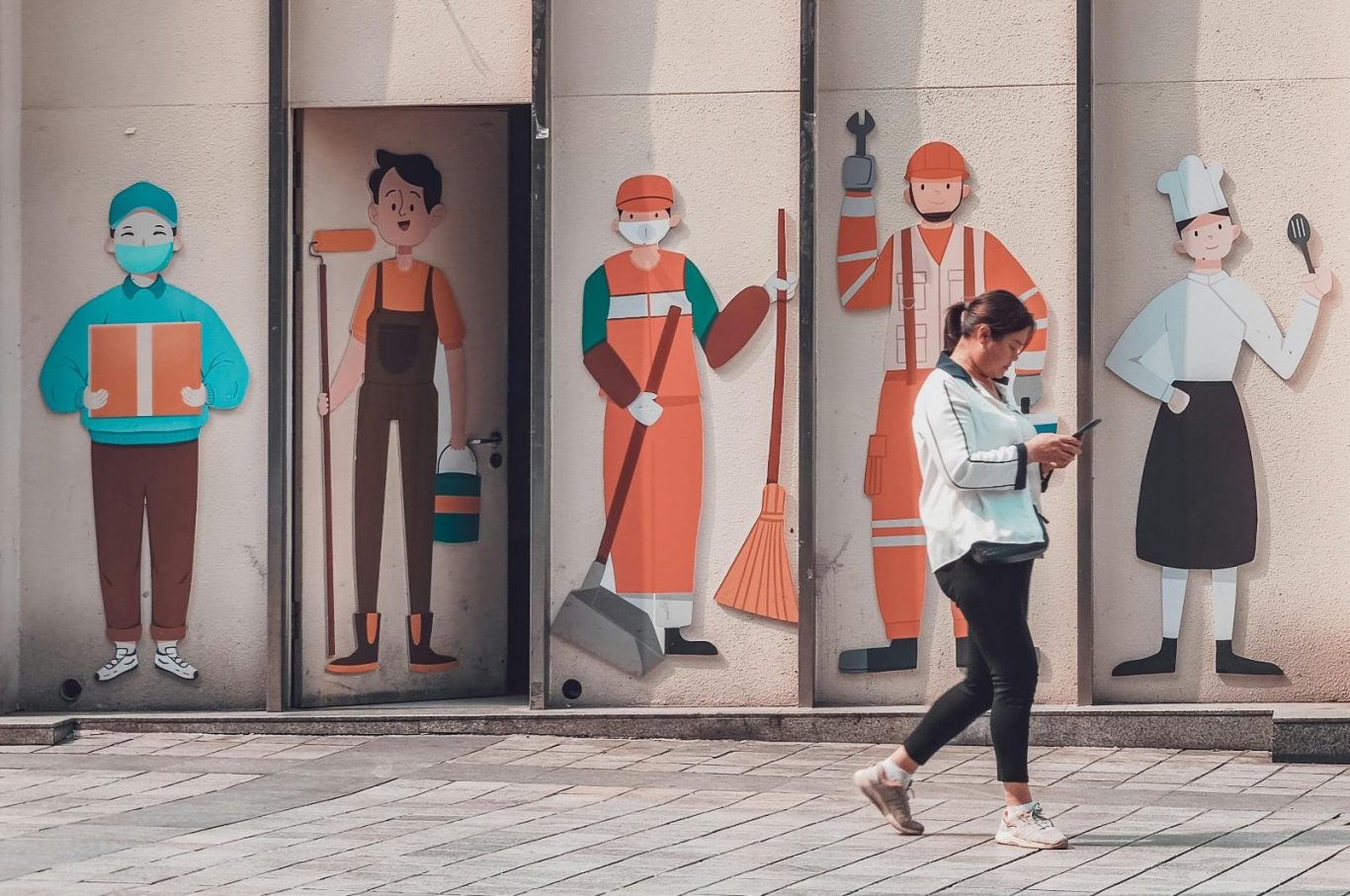 Berufe und Berufsgruppe Frau geht vorbei an bunten Wandmalereien von verschiedenen Berufen.