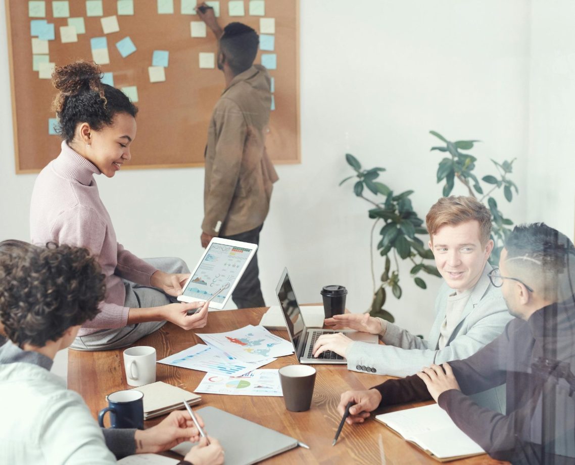 Ein Team arbeitet an einem Projekt und diskutiert Ideen in einem Besprechungsraum.