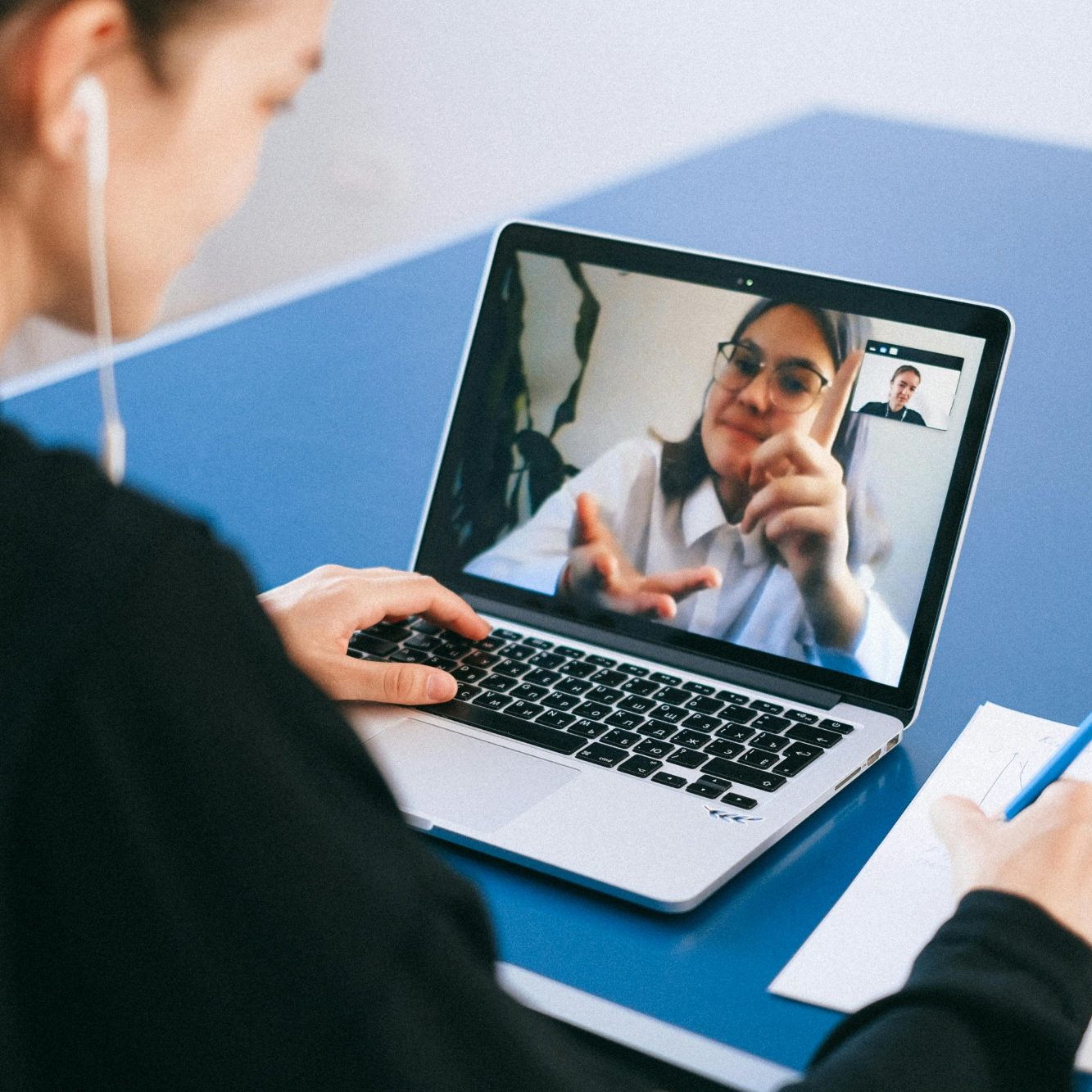 Eine Person führt ein Videogespräch auf einem Laptop.