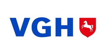 Logo der VGH mit blauen Buchstaben und rotem Wappen mit weißem Pferd.