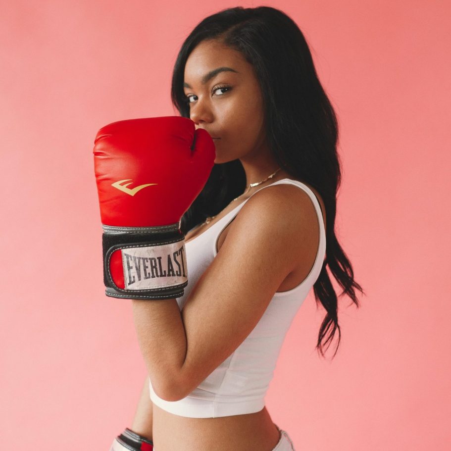 Bergsteiger, der eine steile Felswand hinaufklettert, umgeben von Linien und Farbverlauf. Berufsunfähigkeitsversicherung