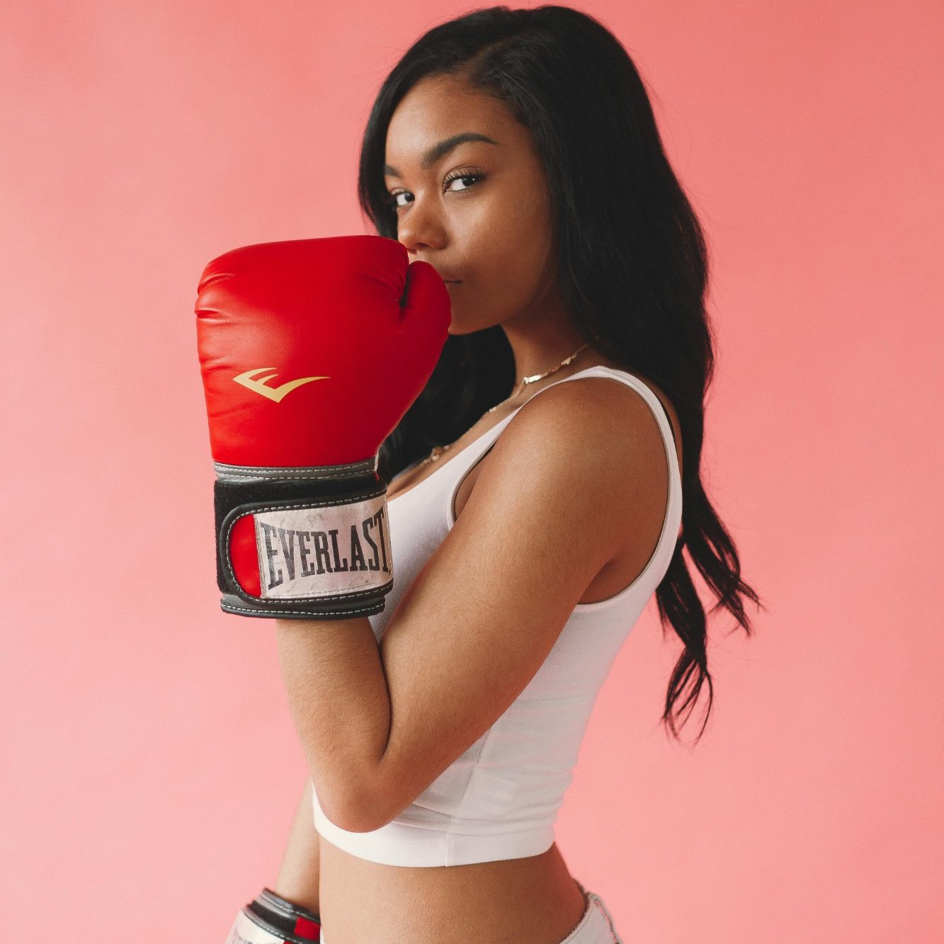 Drei Personen diskutieren ausgiebig über ein Tablet in einem modernen Büro über Berufsunfähigkeitsversicherung