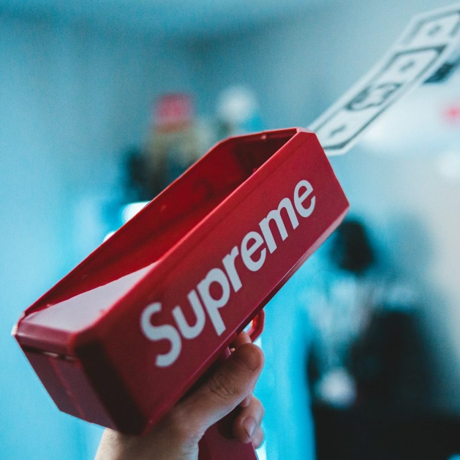 Rotter Farbroller mit dem Schriftzug „Supreme“ auf der Seite.
