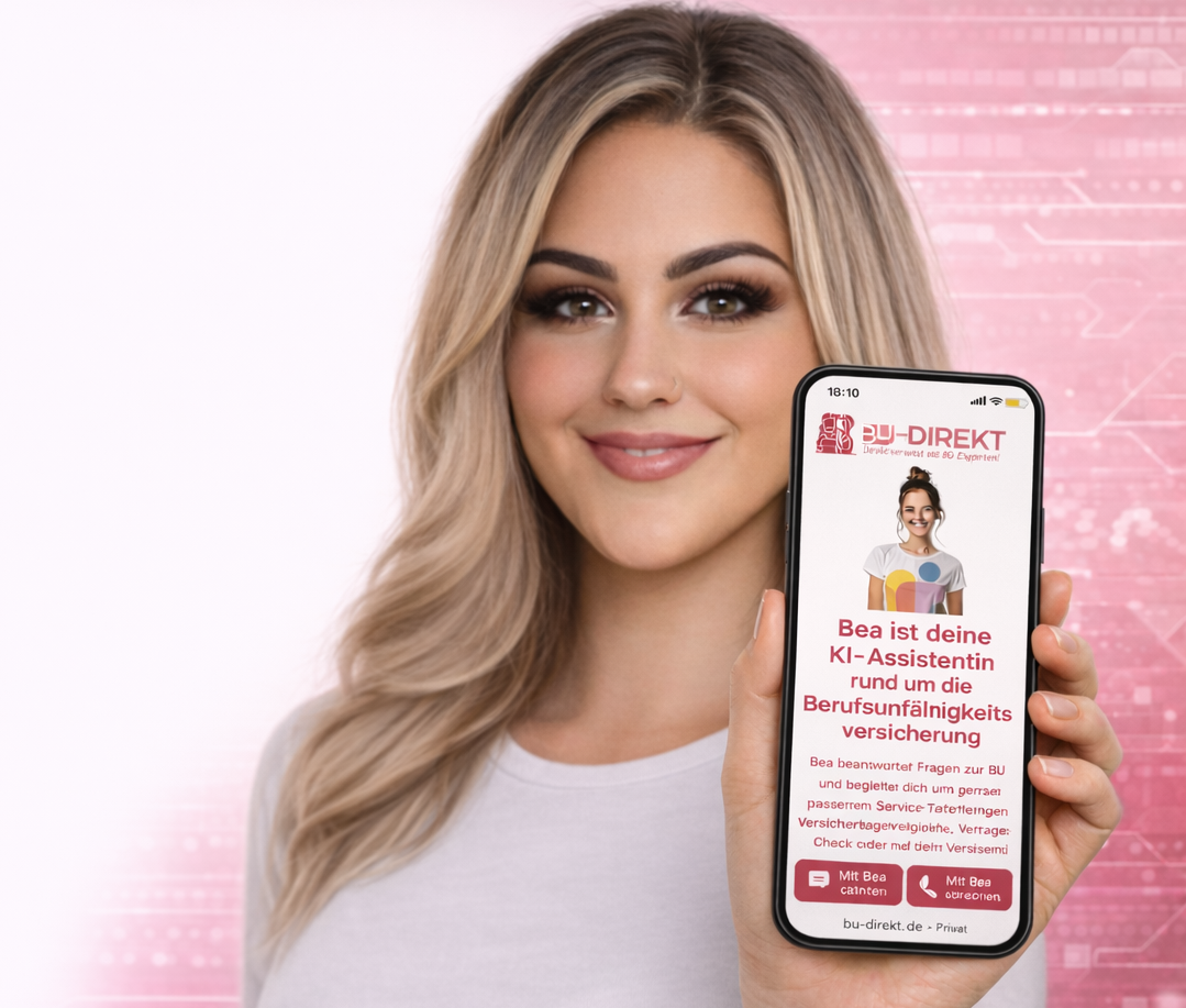 Frau mit langen Haaren hält ein Smartphone mit einer App-Anzeige in der Hand. Berufsunfähigkeitsversicherung vergleichen