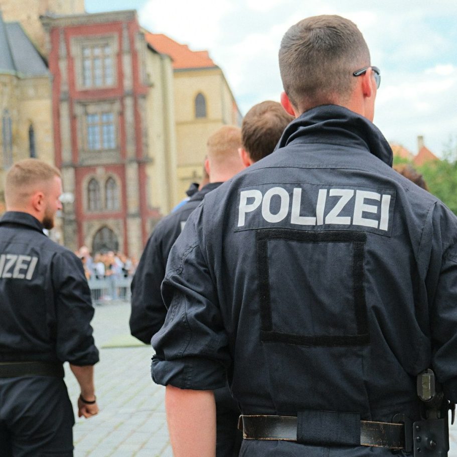 BU für Polizisten Polizisten in schwarzer Uniform stehen vor einem historischen Gebäude zur Berufsunfähigkeitsversicherung